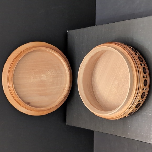 VGT, Ukrainian Hutsul Round Wooden Box with Intricate Mosaic Inlay. - Picture 7 of 11